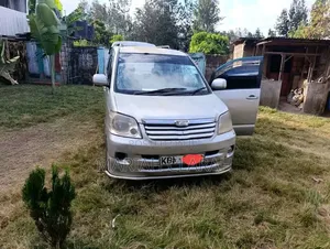 Toyota Noah 2005 Nyeupe