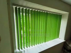 Vertical Blinds kwa Muonekano Ulioboreshwa wa Sebule