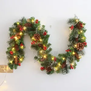Garland ya Krismasi ya 2.7m yenye Taa za LED, Maganda ya Pini na Beri Nyekundu