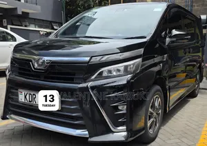 Toyota Voxy 2018 Nyeusi