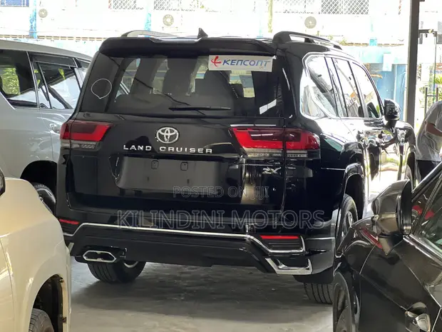 Toyota Land Cruiser 2023 Nyeusi - 1