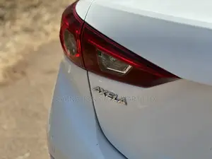 Mazda Axela 2019 Nyeupe