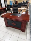 Kikao cha Kisasa cha Ofisi cha Mahogany chenye Paneli Nyeusi Mbele - 2