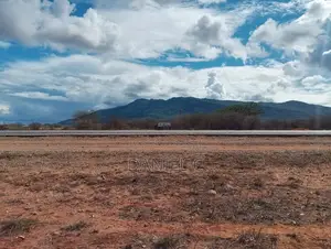 Eneo la Eka 5 kwa Uuzaji, Barabara ya Mombasa-Nairobi, Voi