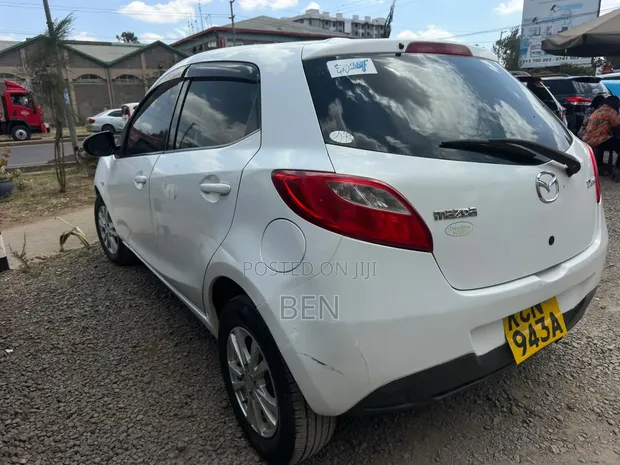 Mazda Demio 2010 Nyeupe - 1