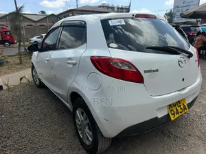 Mazda Demio 2010 Nyeupe