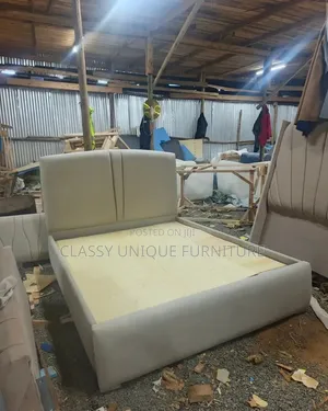 Kitanda cha 5x6 chenye Pedi - Cream