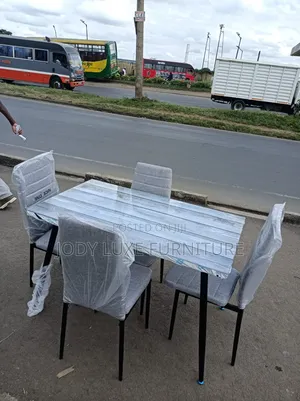 Jedwali la Chakula Kipya na Viti 4