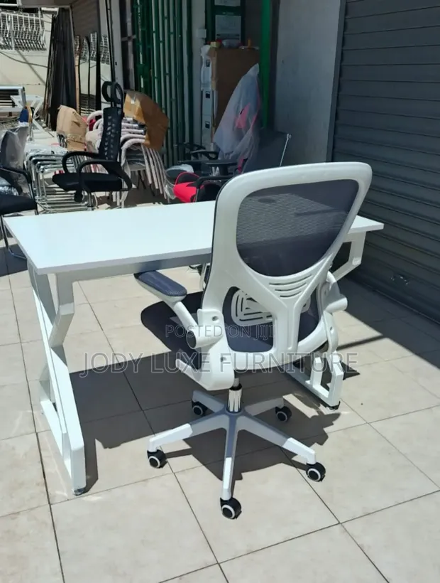 Kiti Kipya Nyeupe cha Boss Office Products na Meza ya Kusomea - 1