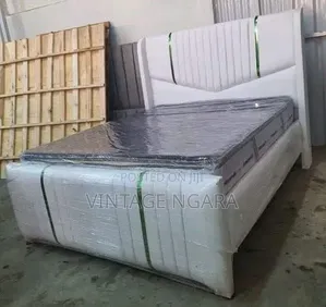 Kitanda cha Kisasa cha Upholstered chenye Njia za Wima