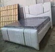 Kitanda cha Kisasa cha Upholstered chenye Njia za Wima - 1