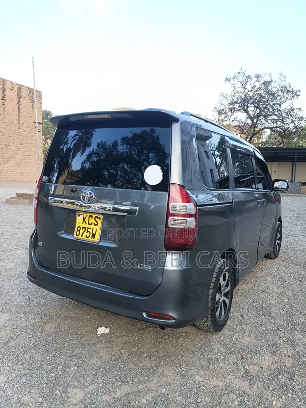 Toyota Noah 2011 Gray - 1