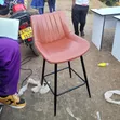 Viti vya Baa vya Kisasa vya Ngozi na Miguu ya Chuma Nyeusi - 3