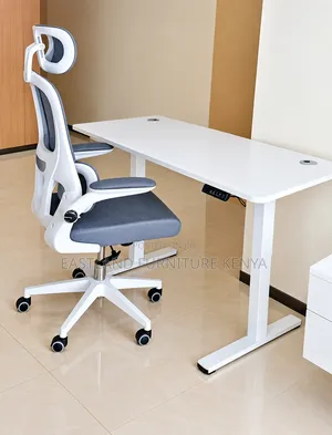 Meza Nyeupe ya Ofisi ya Umeme inayoweza Kurekebishwa Urefu na Kiti cha Ofisi cha Mesh chenye Ergonomic