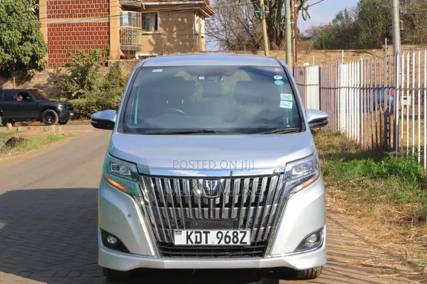 Toyota Noah 2018 Silver - 1