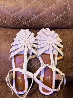 Sandals Nzuri za Strappy - Mpya Kabisa