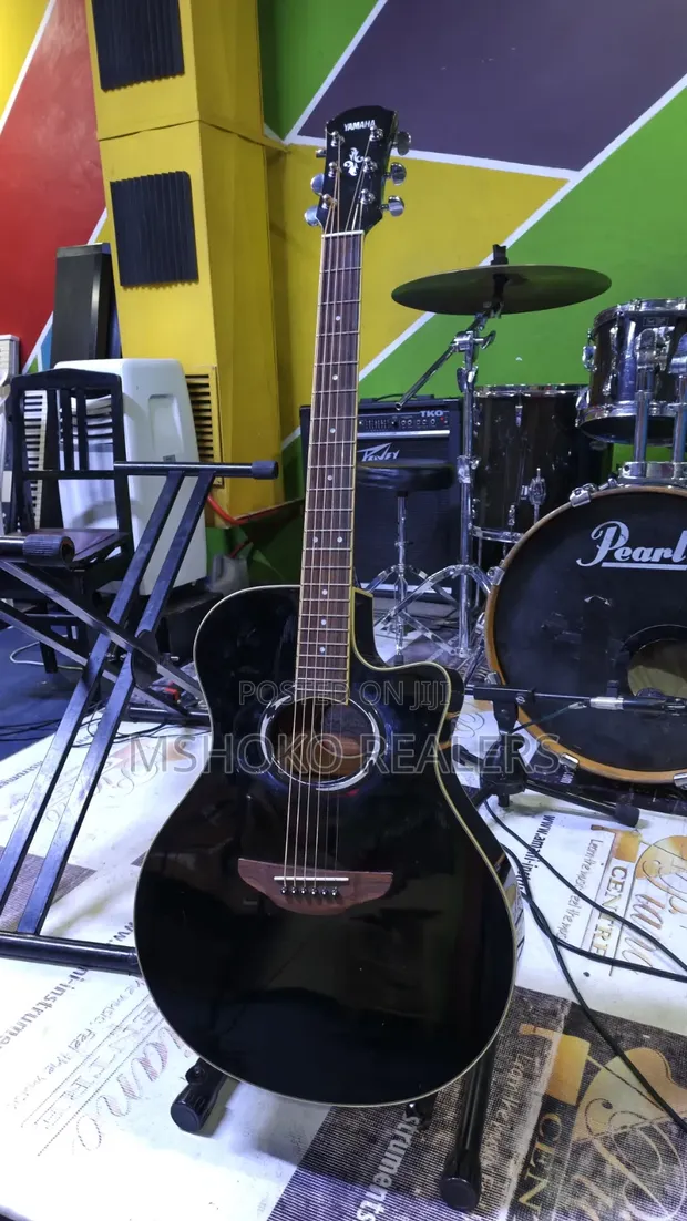 Gitaa la Yamaha Semi-Acoustic - 1