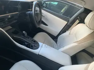 Toyota Crown Limited 2023 Nyeusi