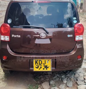 Toyota Porte 2014 Maroon