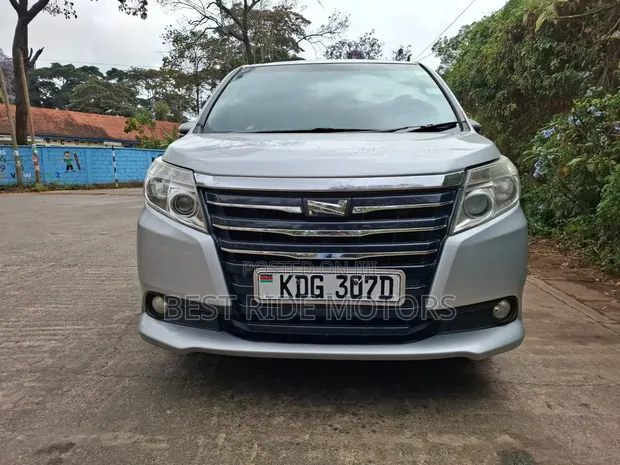 Toyota Noah 2.0 FWD (8 Seater) 2015 Silver - 1