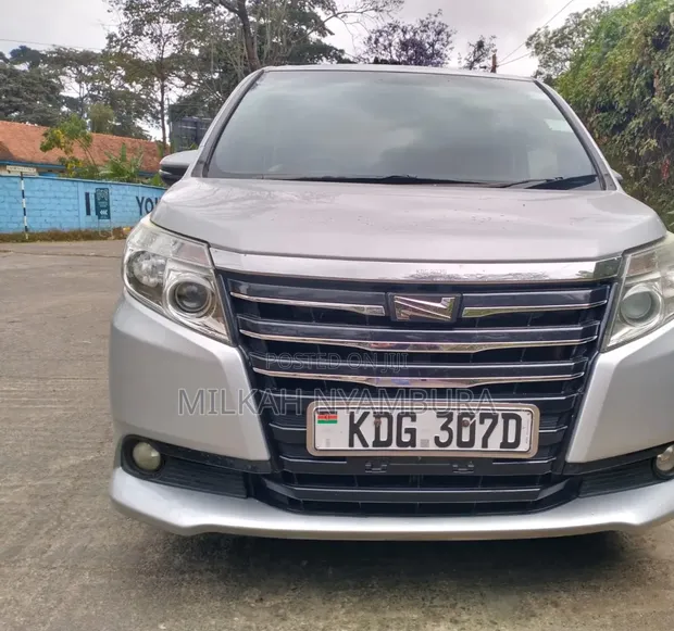 Toyota Noah 2015 Silver - 1
