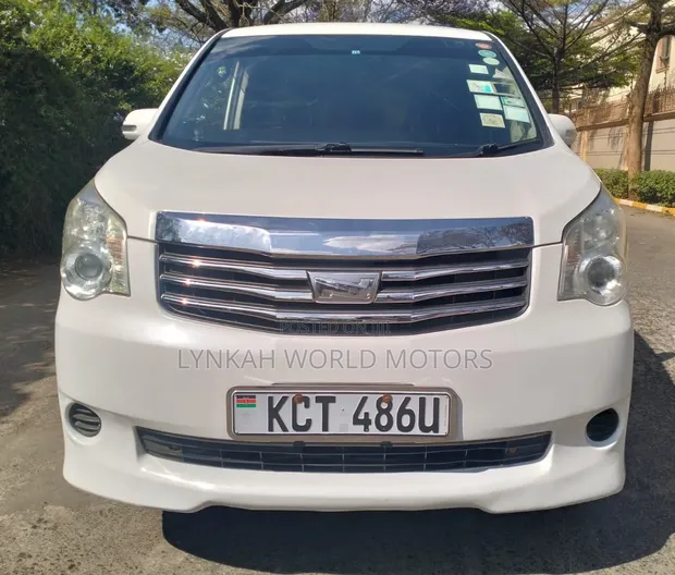 Toyota Noah 2012 Nyeupe - 1