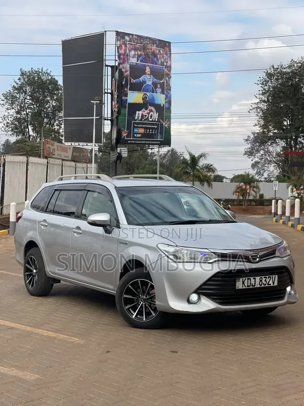 Toyota Corolla Fielder 1.5 Hybrid FWD 2015 Silver - 1