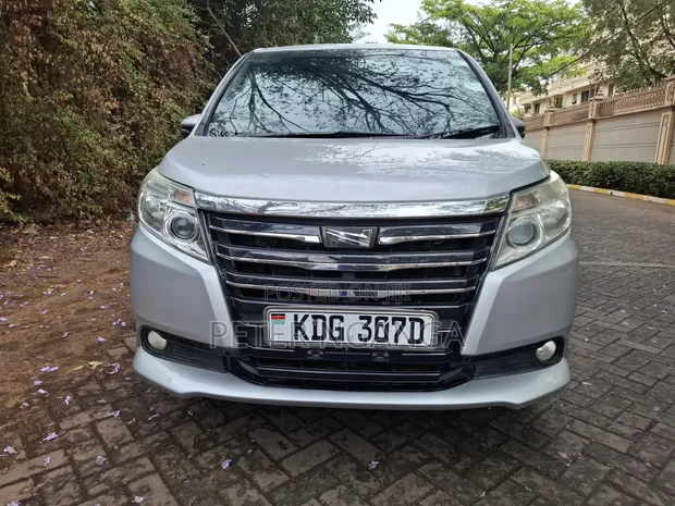 Toyota Noah 2.0 FWD (8 Seater) 2015 Silver - 1
