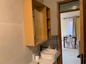 Bungalow ya Vyumba 2 vya Kulala Iliyo na Samani kwa Ajili ya Kukodisha Runda