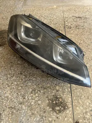 Volkswagen MK7 Xenon Headlight (Right Side)