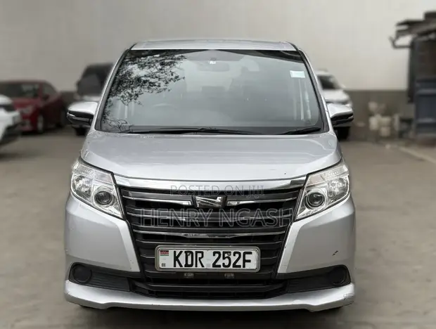 Toyota Noah 2017 Silver - 1