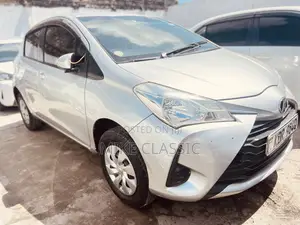 Toyota Vitz 2017 Silver