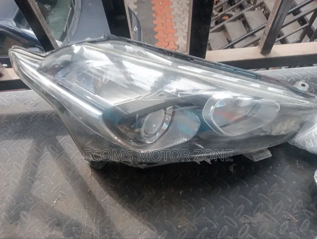 Used Toyota Sienta 2015 Headlight - 1