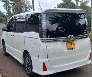Toyota Voxy V 2WD 8-Seater 2017 White