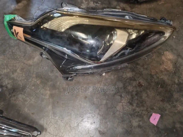 Taa ya Mbele ya Toyota Sienta 2016 - 1