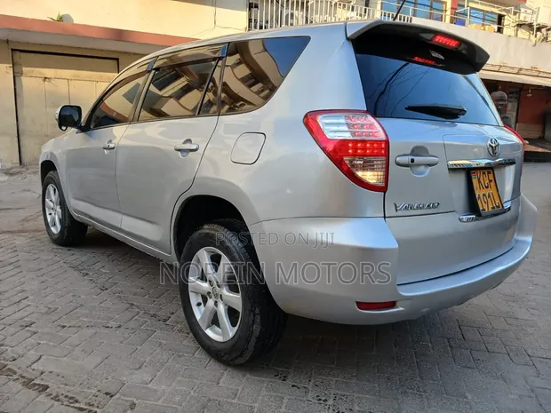Toyota Vanguard 2010 Silver - 1