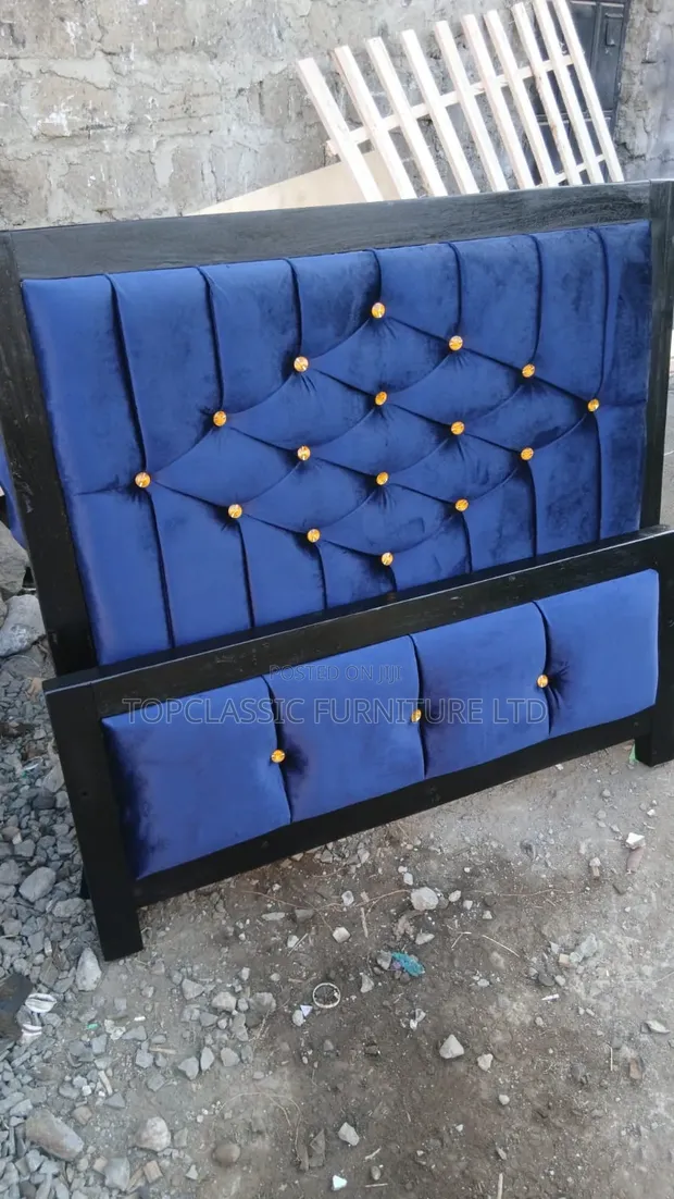 Kitanda cha Mocket 4x6 chenye Fremu Nyeusi na Kitambaa cha Bluu - 1