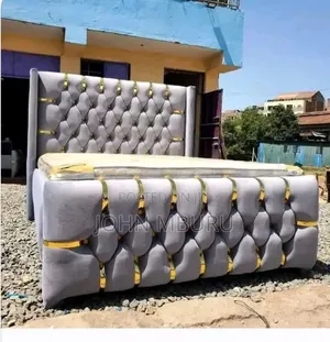 Kitanda cha Chester Kijivu chenye Riboni za Dhahabu