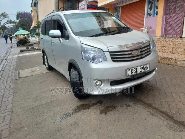 Toyota Noah 2012 Nyeupe - 1
