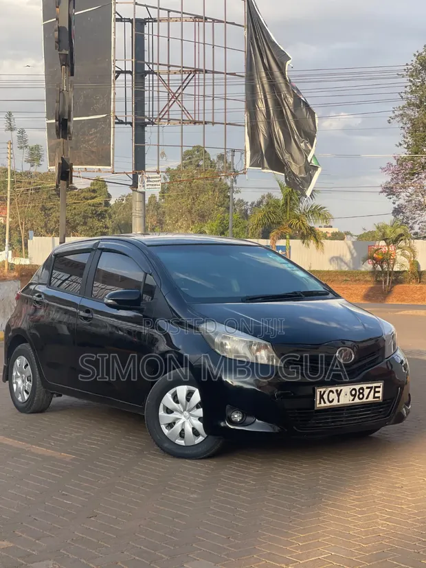 Toyota Vitz 2012 Nyeusi - 1