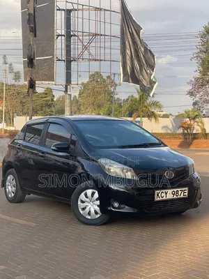 Toyota Vitz 2012 Nyeusi