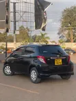Toyota Vitz 2012 Nyeusi - 2