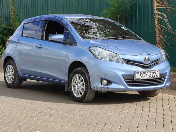Toyota Vitz 1.3 FWD 5dr Hatchback 2013 Bluu - 1