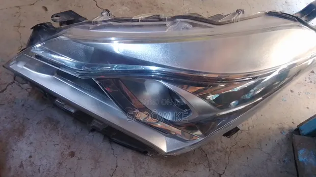 Toyota Vitz 52-303 Headlight - 1