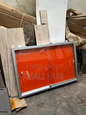 Bodi ya Matangazo Inayofungwa na Milango ya Kioo (4ft x 3ft)