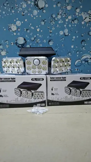 Mwanga wa Solar wa LED 148 wenye Vichwa 3 Vinavyoweza Kurekebishwa na Kihisi Mwendo