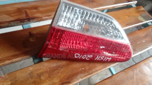 Taa ya Boot ya Toyota Wish - 1
