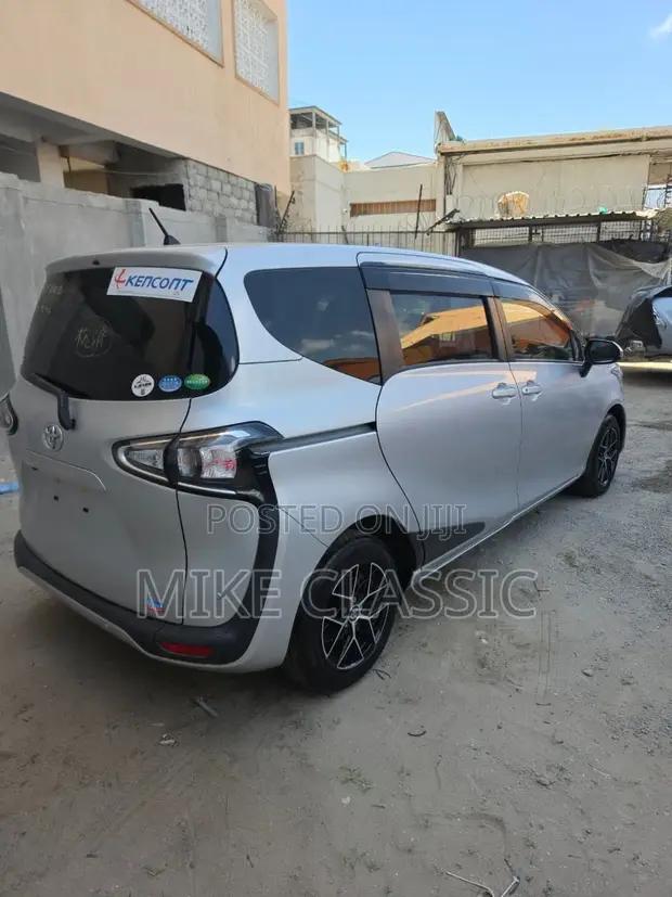 Toyota Sienta 2019 Silver - 1