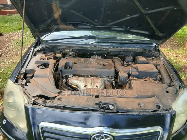 Toyota Avensis Liftback 2004 Nyeusi - 1