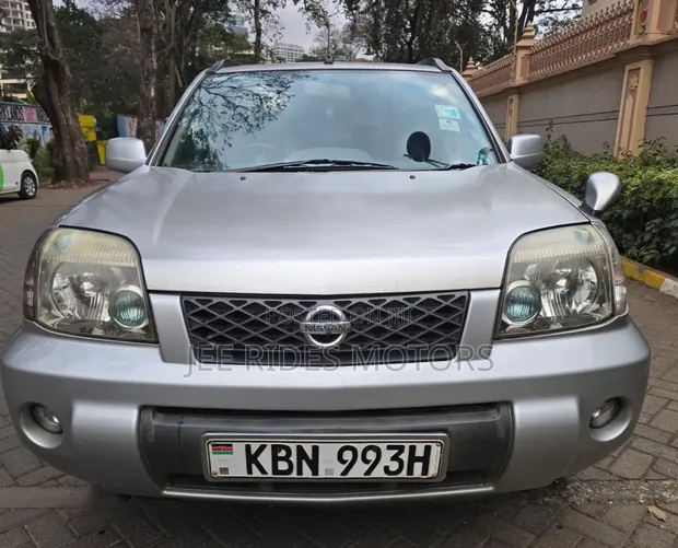 Nissan X-Trail 2004 Dhahabu - 1